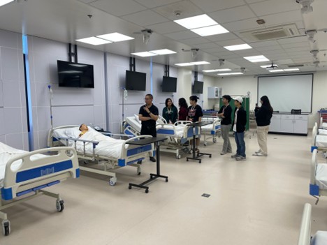 students observing a real-simulator of admitted patients