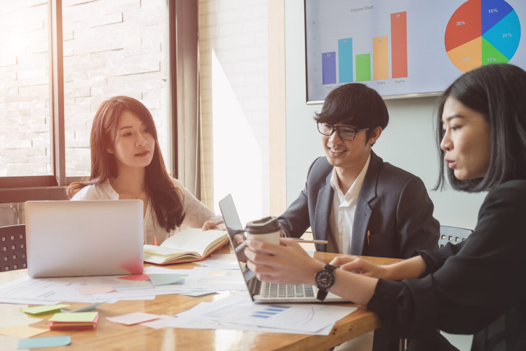 financial data analysts having a meeting