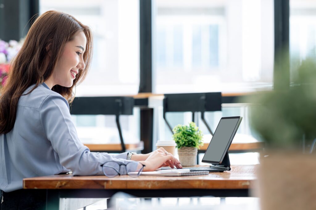 an accountant working using her laptop