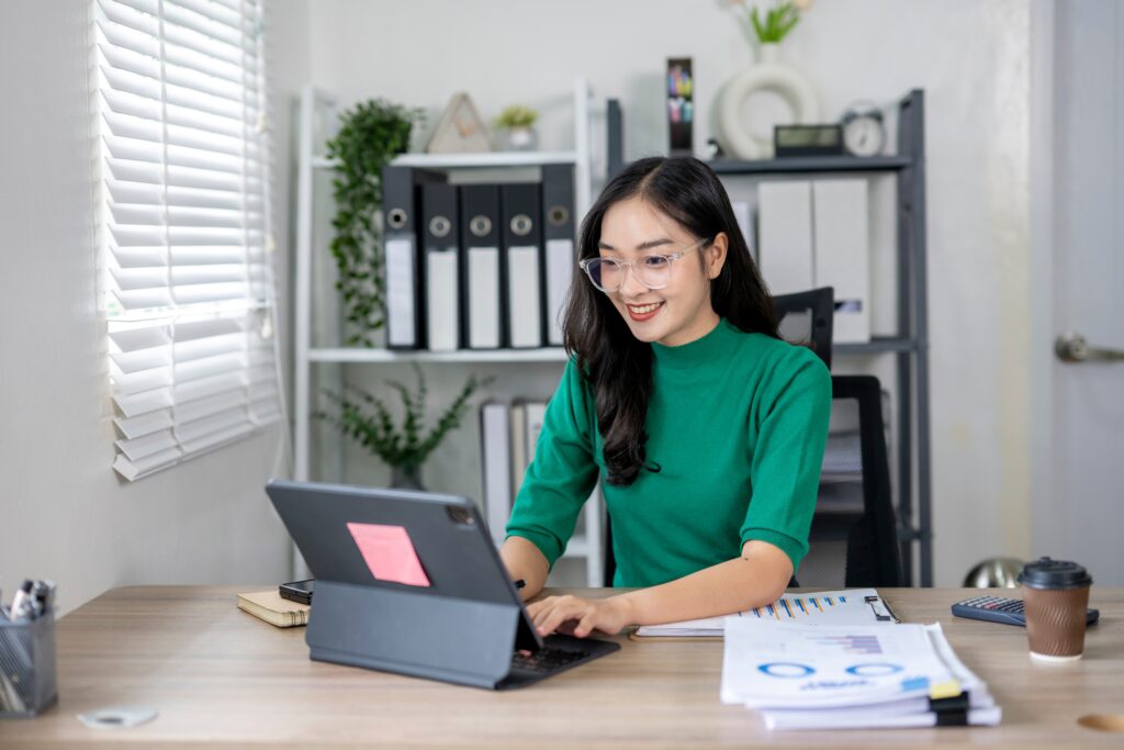 an accountant using her computer
